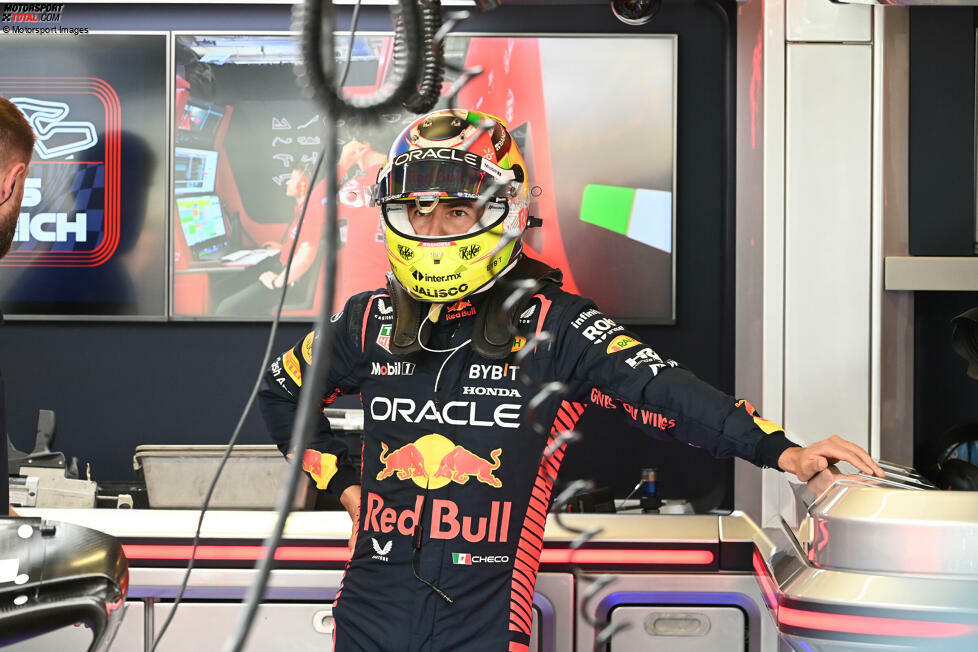 ... Sergio Perez im zweiten Red Bull: Eigentlich hat er in Spielberg den Speed, aber wiederholte Tracklimits-Verstöße kosten ihn die Q3-Teilnahme und womöglich einen Platz in Reihe eins. Am Ende wird es nur P15, weil er auch noch aufgehalten wird. Ein weiterer Rückschlag, genau wie bei ...