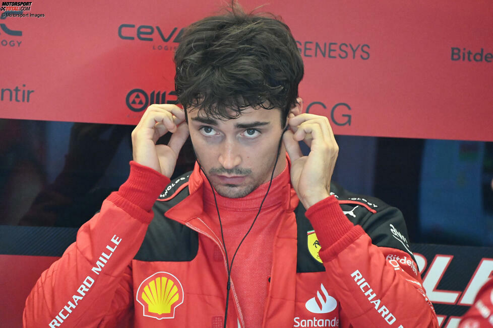 ... auch für Charles Leclerc läuft es nicht nach Plan: Der Ferrari-Fahrer wird um drei Positionen strafversetzt, weil er im Shootout McLaren-Mann Oscar Piastri aufgehalten hat. Im Sprintrennen ...