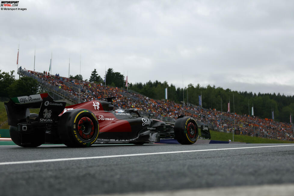 ... die Strategie von Valtteri Bottas im Alfa Romeo geht nicht auf: Er will als einziger mit Trockenreifen an den Start gehen, entscheidet sich nach der Aufwärmrunde dann doch um und wechselt sofort auf Intermediates. Das aber rettet nichts mehr: Er wird Letzter im Rennen hinter Teamkollege Guanyu Zhou und ...