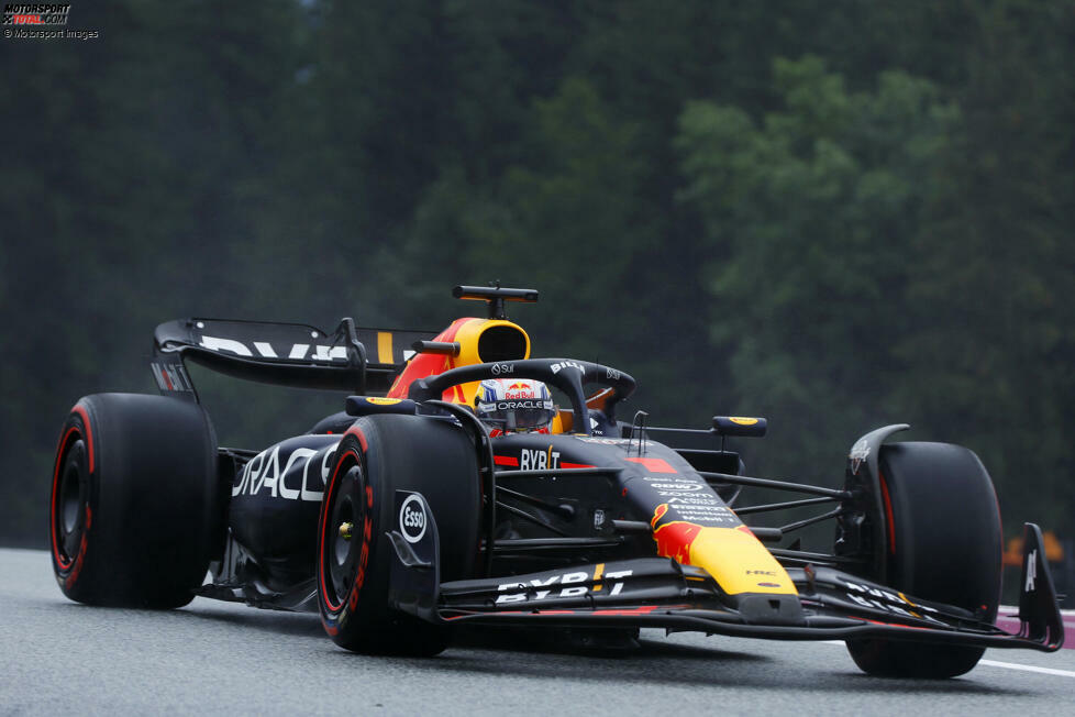 Max Verstappen ist im Red Bull RB19 der Schnellste im Sprint-Shootout am Samstag in Spielberg, und das deutlich: Mit 1:04.440 Minuten bleibt er 0,493 Sekunden vor seinem schärfsten Verfolger, Teamkollege Sergio Perez. Dahinter ...