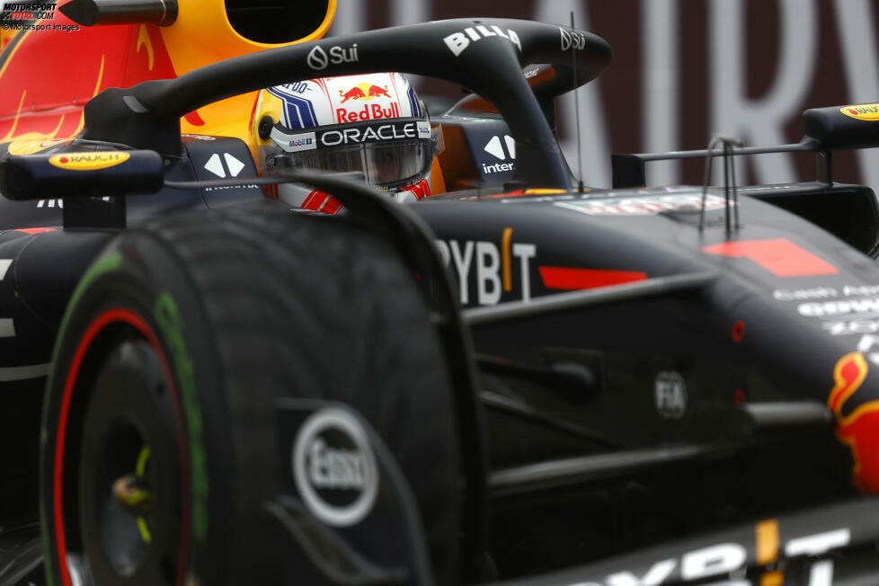 ... ist es schließlich erneut Verstappen, der im Nassen mit Intermediates den Ton angibt. Er dominiert die 24 Runden auf dem Red-Bull-Ring, aber erst, nachdem er sich im Teamduell mit Perez in Runde eins durchgesetzt hat. Die Stallgefährten schenken sich nichts, klären aber alles nach dem Rennen und ...