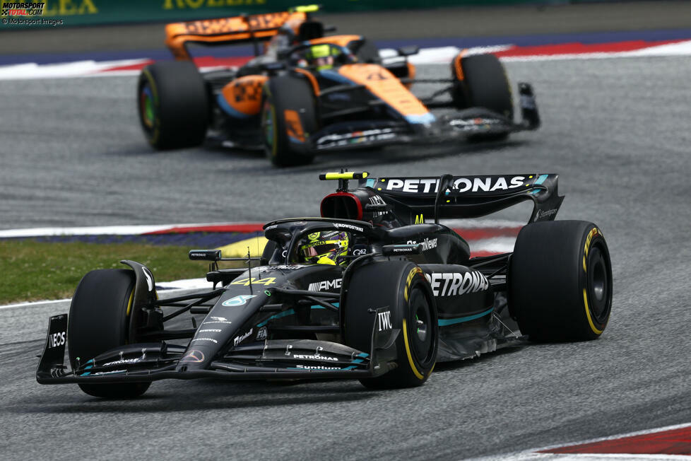 ... Fernando Alonso im Aston Martin AMR23 und Lewis Hamilton (Foto) im Mercedes W14, den Teamchef Toto Wolff zwischendurch per Funk ermahnt: 