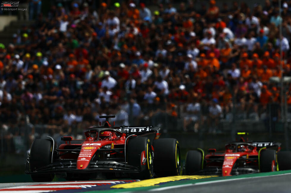 ... Ferrari mit Charles Leclerc und Carlos Sainz nur in der Anfangsphase attackieren kann: Kurzzeitig setzen sie Verstappen unter Druck, dann zieht er weg. Leclerc fährt anschließend zum sicheren zweiten Platz vor ...