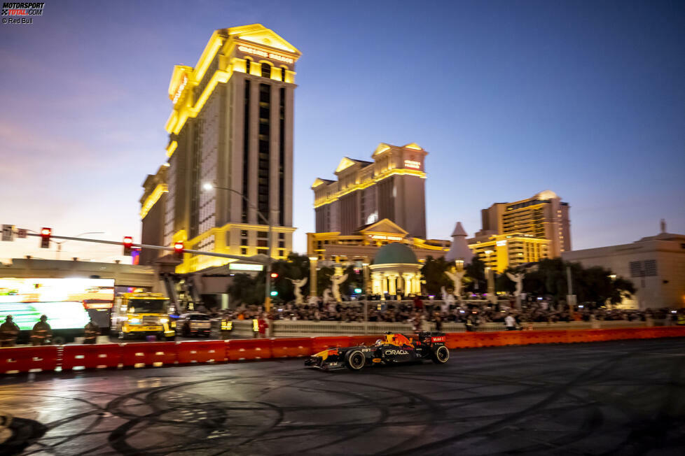 Im Jahr 2023 wagt die Formel 1 schließlich ihr Comeback in Las Vegas, auf einer komplett anderen Strecke als beim ersten Versuch in den 1980er-Jahren. Denn dieses Mal ist auch der legendäre 