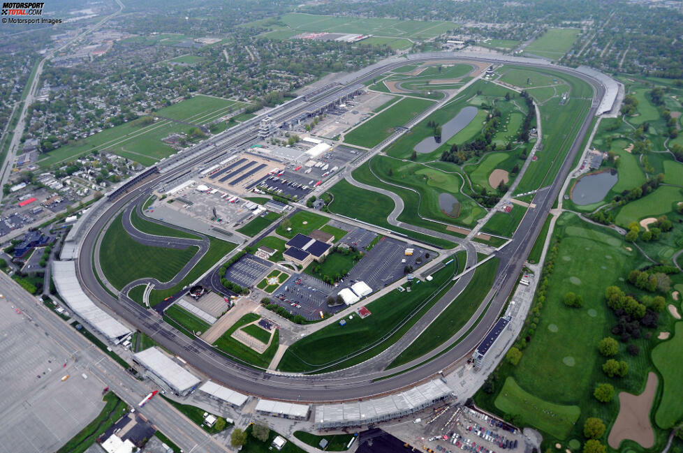 Von 1950 bis 1960 zählt das Indianapolis 500 in den USA offiziell zur Formel-1-Weltmeisterschaft, also firmiert der Indianapolis Motor Speedway mit seinem Oval-Kurs im Rennkalender - ohne, dass dort nach Formel-1-Regeln oder mit Formel-1-Autos gefahren wird.