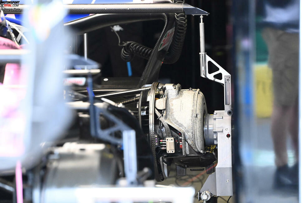 Ein Blick in das Innere der hinteren Bremstrommel zeigt, wie das Team eine wärmebehandelte Verkleidung zur Abdeckung der Bremsscheibe verwendet hat.