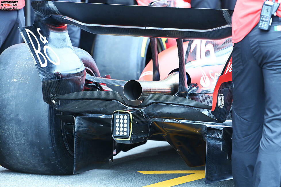 Ferraris doppelter Beam-Wing hat oben ein kürzeres Sehnenelement, das sich über die gesamte Spannweite des Flügels erstreckt, während die meisten Teams die oberen Elemente normalerweise an der Oberseite der Crash-Struktur befestigen.