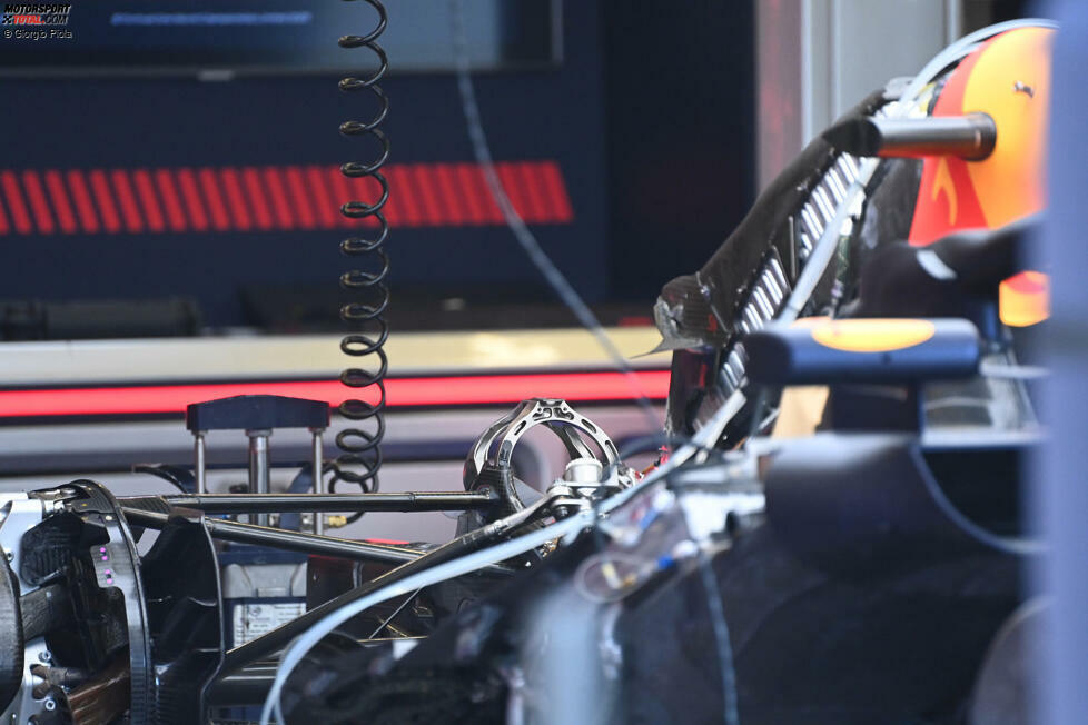 Die Metallbrücke, die den Mittelpfeiler des Heckflügels am Red Bull RB19 trägt, dient auch als höhere Position für die Befestigung des oberen Querlenkers.