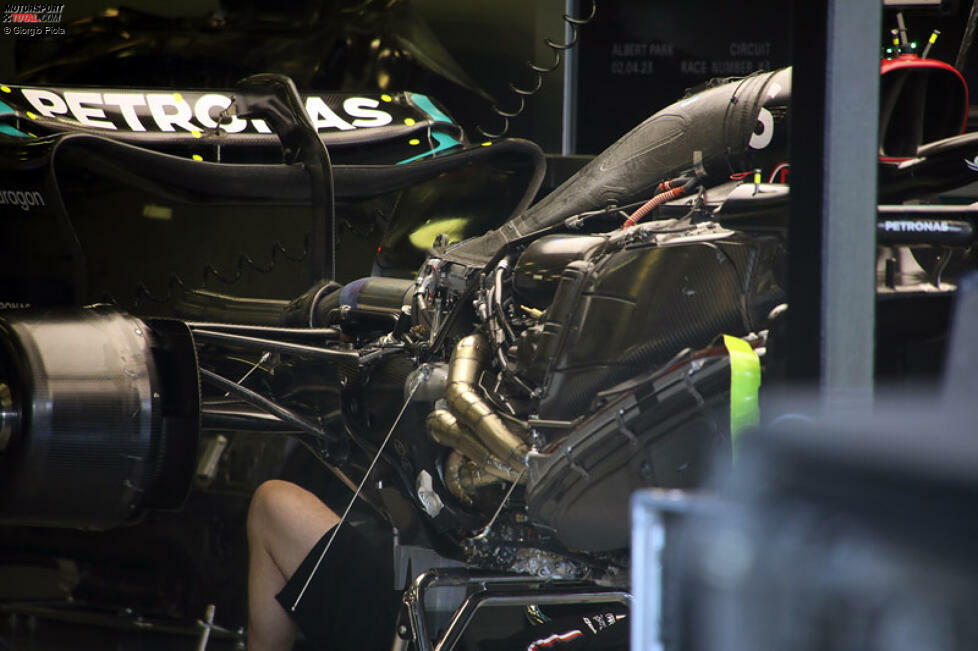 Ein Blick unter die Haube des Mercedes W14 gibt uns einen Einblick auf die Powerunit und ihren Einbau. Beachten Sie, wie das Hauptauspuffrohr über die Oberseite des hinteren Aufhängungsbeins geführt wird, und die Einbauposition der hinteren Hauptbodenstrebe, die die Karosserie durchschneidet, wenn sie vorhanden ist.