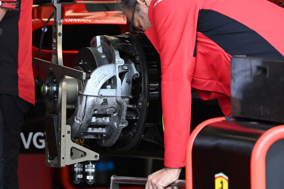 Der Bremssattel von Ferrari wird durch zwei Kanäle auf beiden Seiten der Verkleidung mit kühler Luft versorgt, während Öffnungen im mittleren Teil des Bremssattels und der Verkleidung die von den Bohrungen in der Scheibe abgestrahlte Wärme durch die Einheit leiten.