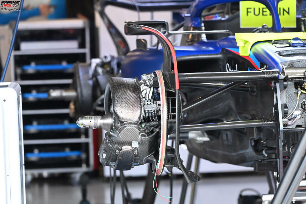 Die vordere Bremsanlage des Williams FW45, jetzt mit den Verkleidungen, die den Bremssattel und die Bremsscheibe umschließen, ist dem von Red Bull 2022 verwendeten Design sehr ähnlich.