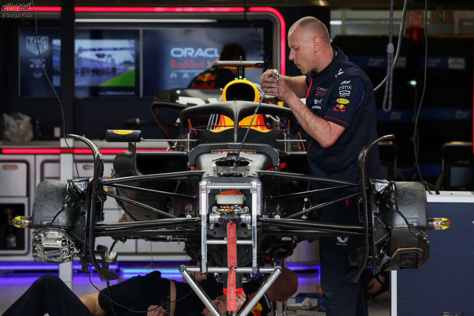 Australien: Während der Red Bull RB19 für den Einsatz vorbereitet wird, können wir einen Blick auf die Vorderradbremse in verschiedenen Stadien des Aufbaus werfen, wobei die Bremssattelverkleidung auf der linken Seite des Autos installiert ist. Im Gegensatz dazu ist sie auf der rechten Seite nackt.