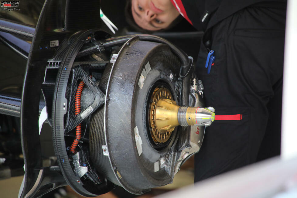 Der Blick in die vordere Bremstrommel, mit einer dicht verpackten Bremsscheibenverkleidung und dem hinten montierten Bremssattel.