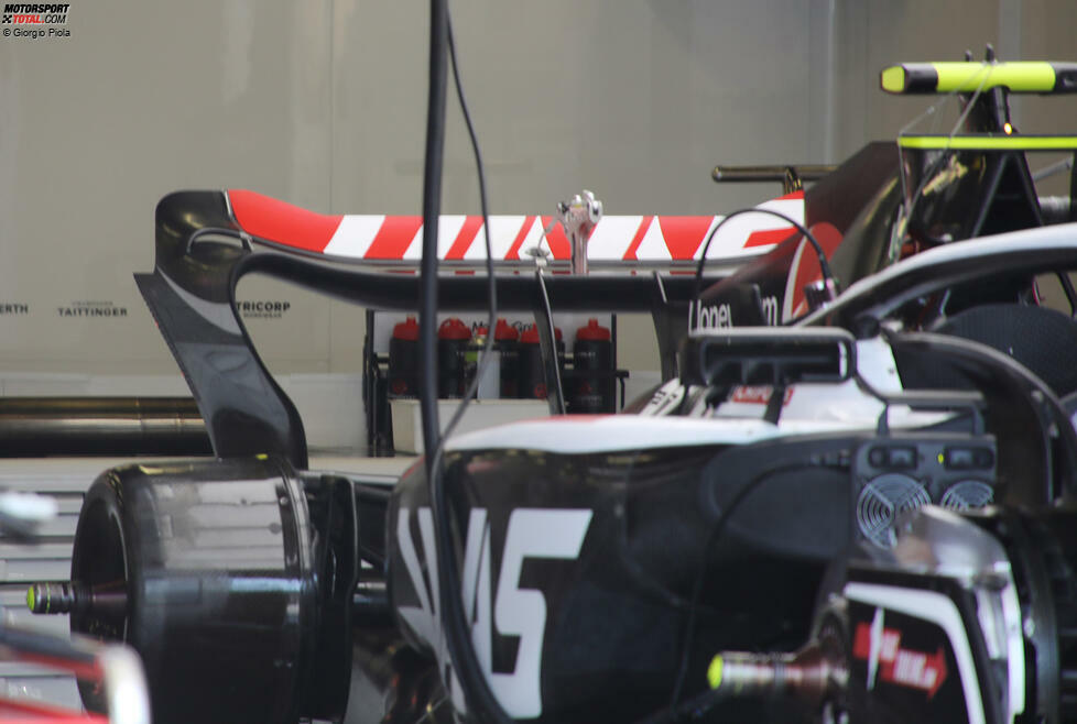 Haas VF-23: Heckflügel