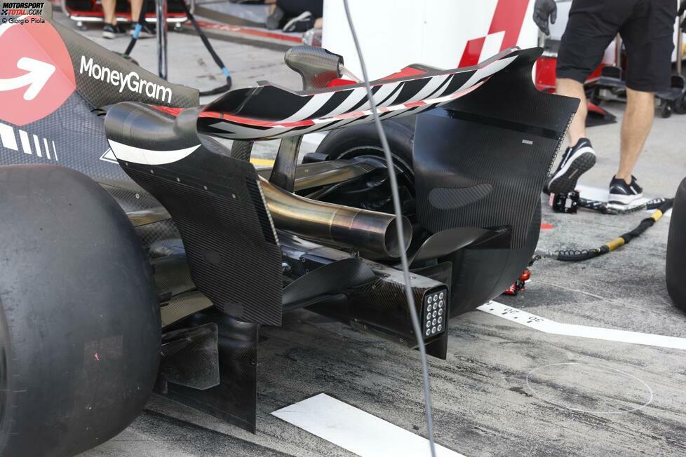 Bei dieser Heckflügel-Variante ist nur ein Beam-Wing montiert. An der Endplatte ist seitlich eine Abdeckung zu erkennen, wo sonst das zweite Beam-Wing-Element ansetzen würde.