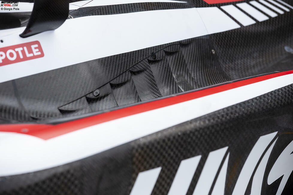 Eine Detailaufnahme der Kühlschlitze im oberen Bereich der Seitenkästen im VF-23.
