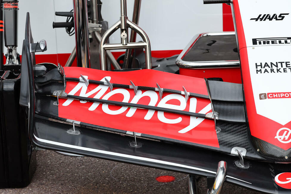 Ab Monaco orientiert sich Haas an Ferrari und verwendet die Abstandshalter auf den Frontflügel-Flaps auch zu aerodynamischen Zwecken. Diese kleinen Streben helfen dabei, die Luft um die Vorderräder herumzuleiten.
