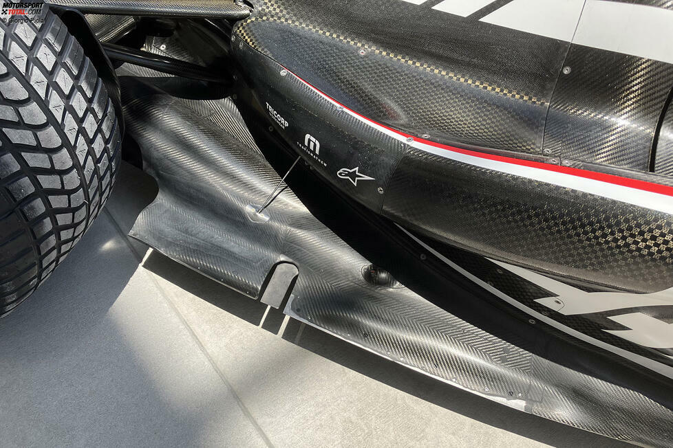 Beim Unterboden des VF-23 fällt auf: Haas arbeitet weniger kleinteilig als andere Teams, nutzt aber einen Ausschnitt vor der Hinterachse für ein zusätzliches Winglet. Das optimiert die Anströmung des Heckbereichs.