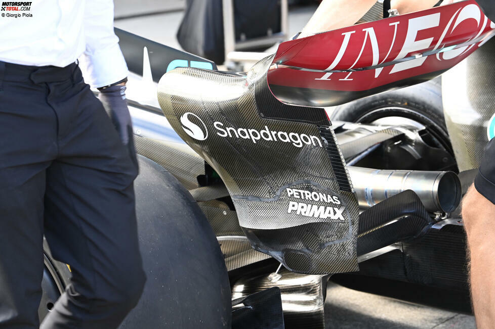 ... Mercedes mit seinem Ansatz: Hier weist die Kante eine im Formel-1-Fahrerlager einmalige Form auf, denn die Kante steigt erst an, flacht sich im weiteren Verlauf aber wieder ab - und wird ebenfalls nicht bis an den hinteren Rand der Endplatte durchgeführt. Und es gibt noch deutlich ...