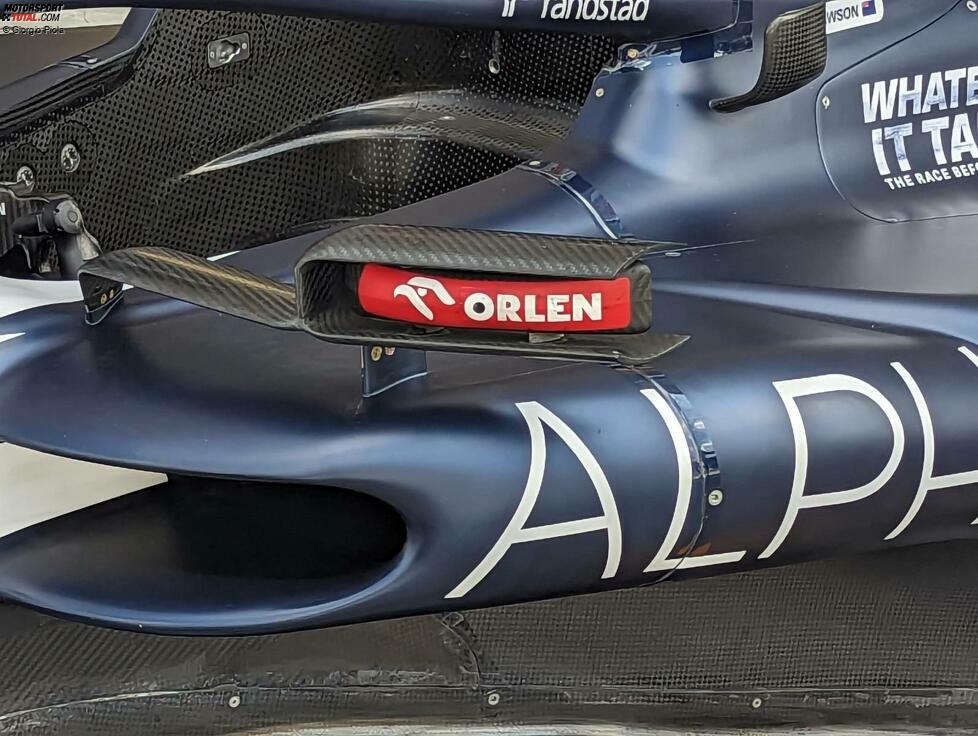 Eine Nahaufnahme des umlaufenden Außenspiegels des AT04, mit dem ebenfalls sichtbaren L-förmigen Halo-Winglet im Hintergrund.