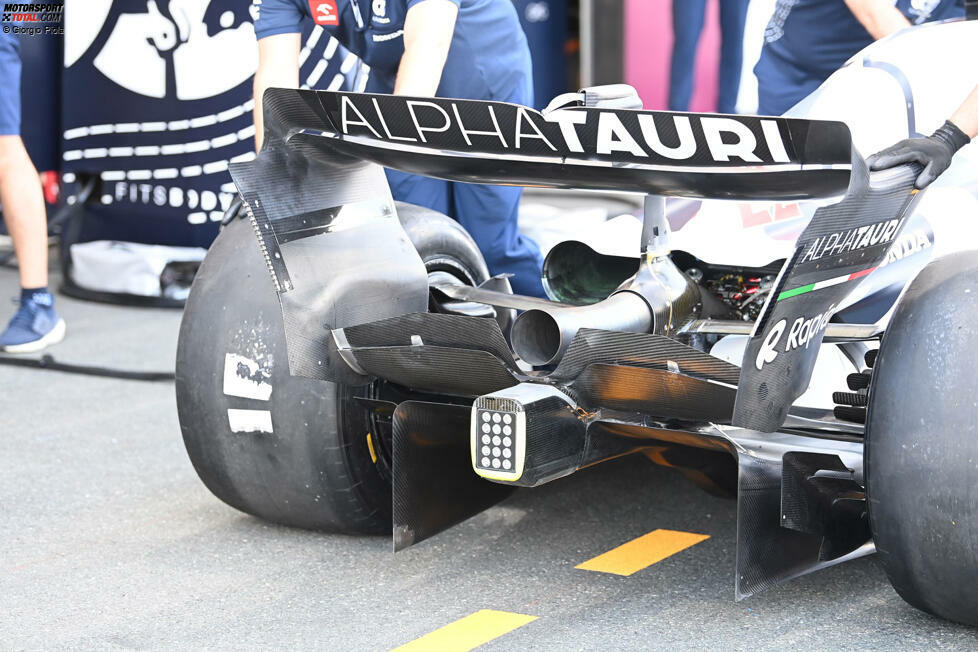 Ein Überblick über das Heck des AT04 beim Großen Preis von Saudi-Arabien, der den Beam-Wing mit einem oberen Element, das unter dem Auspuff und über der Crash-Struktur verläuft, zeigt.