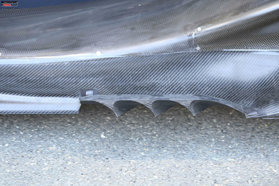 Eine Nahaufnahme des vorderen Teils des Edge-Wings, der nicht nur aufgerollt ist, sondern auch durch drei Streben geteilt wurde, um die gewünschte aerodynamische Wirkung zu erzielen.