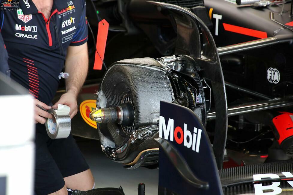 Red Bull hat für 2023 Änderungen an den internen Bremsschächten vorgenommen und die in der letzten Saison verwendete Verkleidungslösung, die die Bremsscheibe umschließt, erweitert.