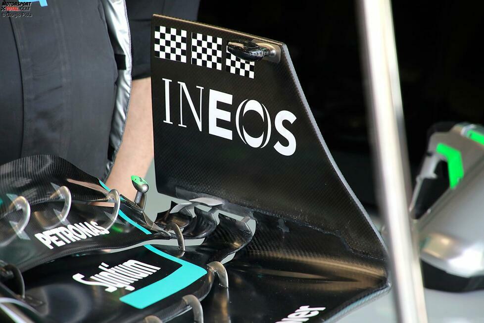 Mercedes hat auch Winglets in der unteren hinteren Innenecke der Endplatte montiert. Auffällig sind auch die drei karierten Aufkleber, die am oberen Teil der Endplatte angebracht sind. Sie dienen als Referenzpunkte für die Hochgeschwindigkeitskamera, die auch dazu dient, die Verbiegung des Flügels festzuhalten