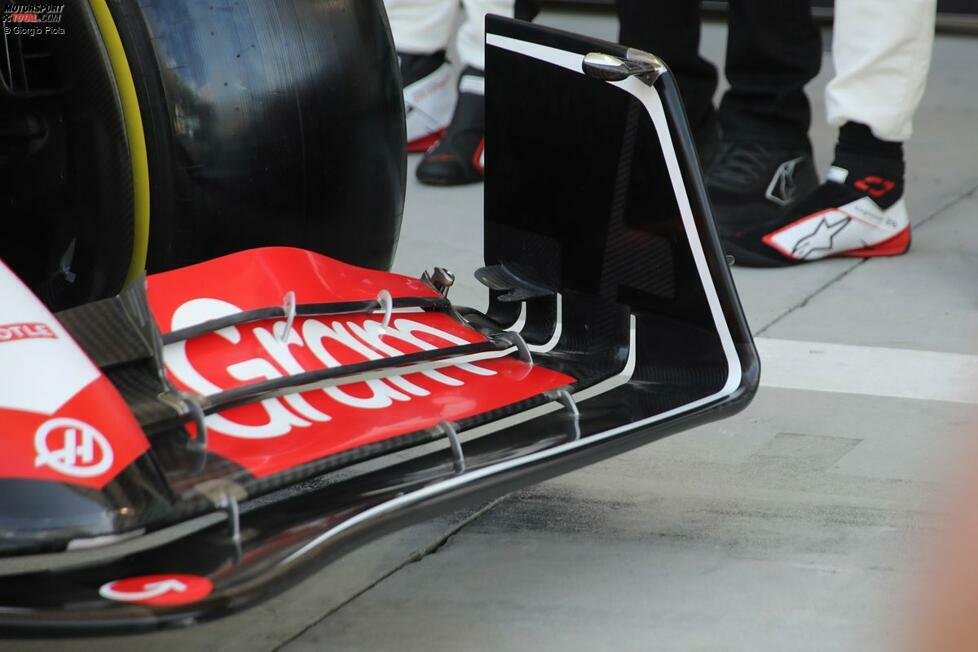 Haas ist eines von drei Teams, darunter Red Bull und Mercedes, die ein Winglet auf dem hinteren Innenviertel der Frontflügel-Endplatte montiert haben. In diesem Fall verfügt der Haas-Winglet auch über einen Schlitz, der mit den darunter liegenden Schlitzen zwischen den vorderen Flügelelementen zusammenpasst.