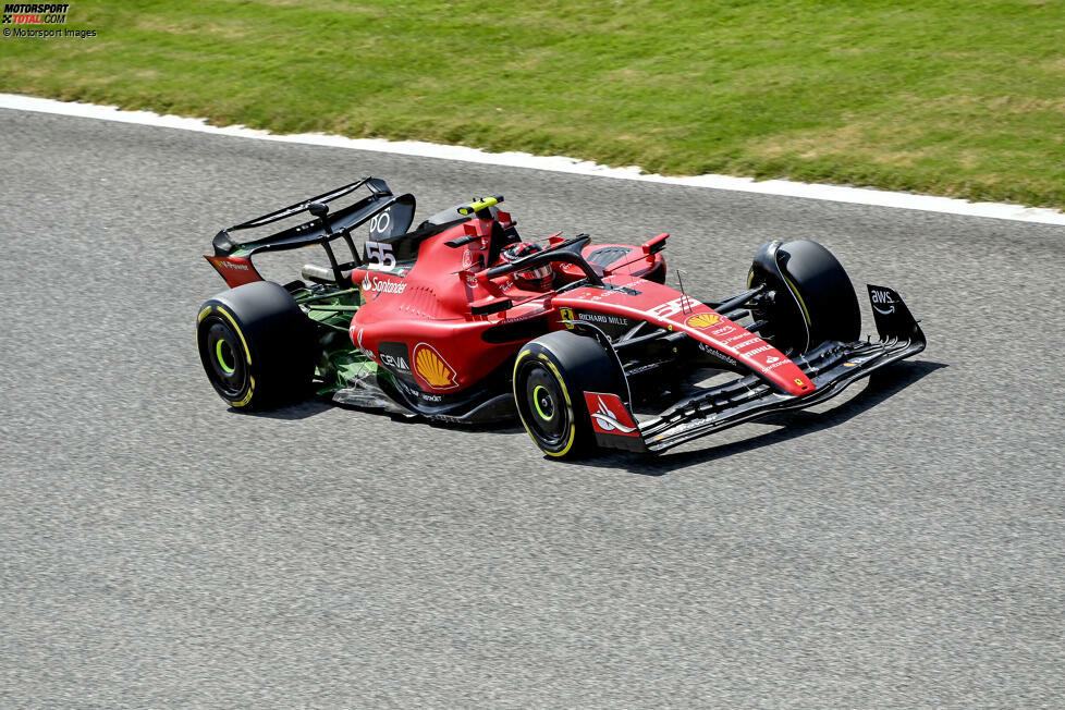 Ferrari hat sich für einen ähnlichen Ansatz entschieden, auch wenn sie die hintere Aufhängung, den Unterboden und den Flaschenhals-Bereich mit Flo-Viz-Farbe besprüht haben.