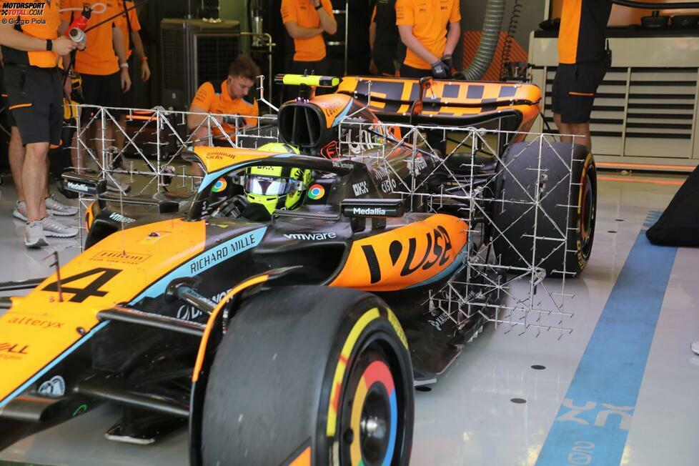 McLarens Gitter hingegen war, zumindest in diesem Fall, etwas breiter und in der Mitte des Fahrzeugs, um die Seitenkästen und die Airbox herum, angebracht. Auch das Gitter selbst sieht anders aus und hebt sich von anderen ab.