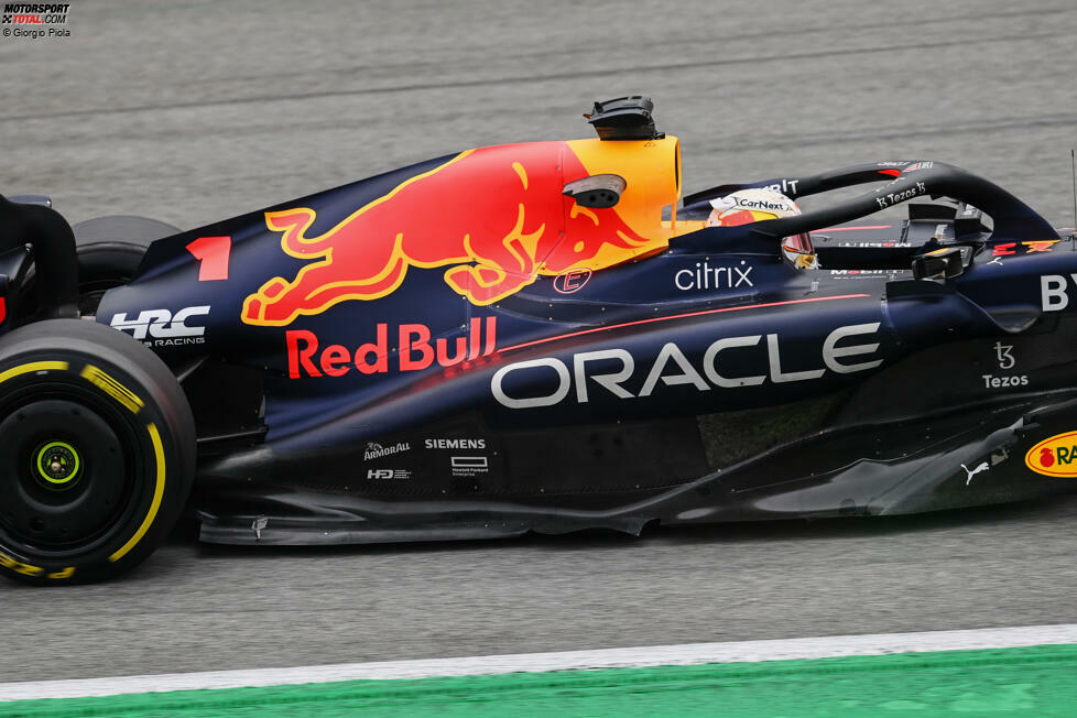 Der RB18, den das Team für den Shakedown beziehungsweise den ersten Test in Barcelona fuhr, verfügte über einen langen, hoch taillierten, tief unterschnittenen Seitenkasten mit einem nach oben offenen Einlass und einer nach unten gerichteten Rampe am Heck.