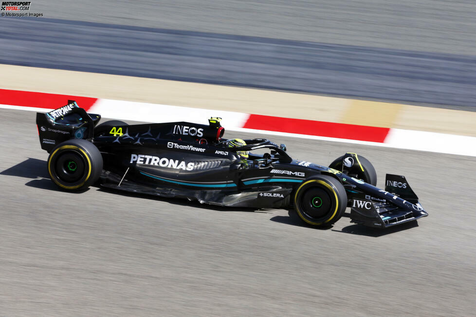 Am Mercedes von Lewis Hamilton löste sich am Freitagvormittag ein Teil und blieb auf dem Asphalt liegen. Fernando Alonso (Aston Martin) konnte nicht ausweichen und fuhr drüber. Großer Schaden entstand nicht. Alonso fuhr unbeirrt weiter. Hamilton griff gleich wieder ein, nachdem das Teil im Bereich der Kühlung ersetzt war.