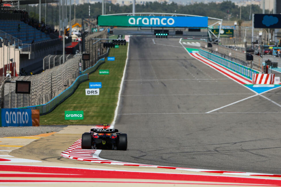 Red Bull und AlphaTauri widmeten sich einer Rennsimulation. Sergio Perez und Yuki Tsunoda waren am Vormittag zeitgleich mit vollem Tank unterwegs. Dabei war der RB19 mit Perez durchschnittlich rund eine Sekunde schneller als der AT04 mit Tsunoda.