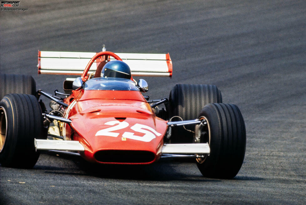 ... zum Beispiel 1970 (hier Jacky Ickx beim Niederlande-Grand-Prix in Zandvoort) ist Ferrari mit dem 312B schon mal mit komplett weißen Heckflügeln gefahren, genau wie ...