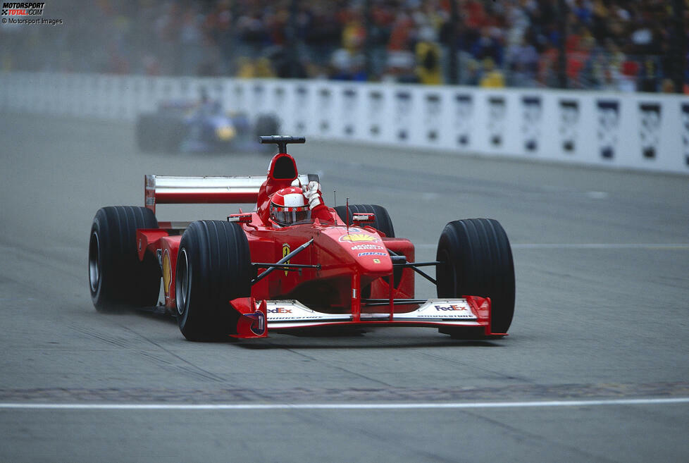 ... 30 Jahre danach in der Saison 2000 (hier Michael Schumacher beim USA-Grand-Prix in Indianapolis) mit dem Ferrari F1-2000. 2023 in Las Vegas ...