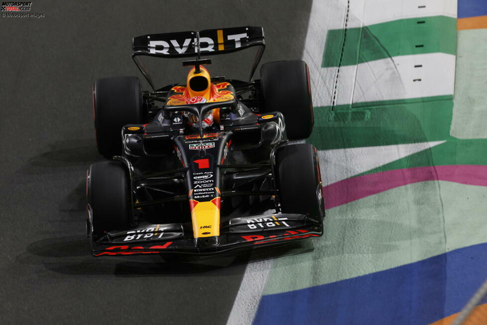 #2 Saudi-Arabien: Verstappen strandet in Q2 mit defekter Antriebswelle und belegt nur P15 im Qualifying. Im Rennen fährt er gut nach vorne, bleibt aber hinter seinem Teamkollegen Perez. Mit dem Bonuspunkt für die schnellste Rennrunde rettet sich Verstappen die alleinige WM-Führung mit 44:43 Punkten gegen Perez.