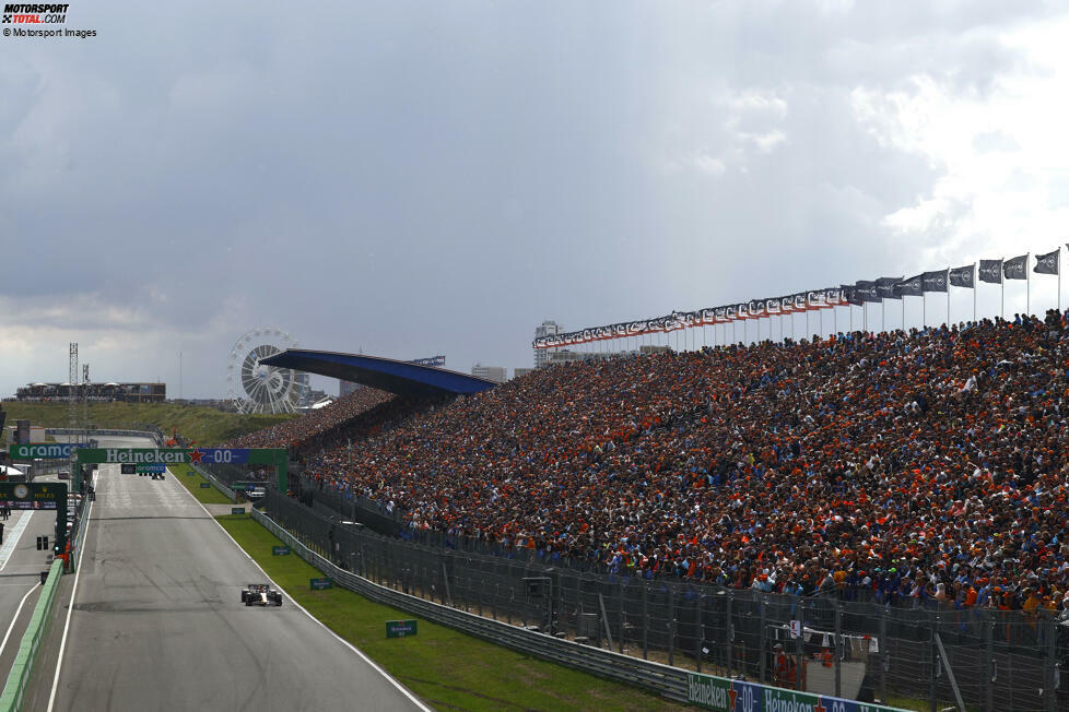 #13 Niederlande: Vor ausverkauftem Haus in Zandvoort ist Verstappen nicht zu stoppen. Poleposition und Sieg, er startet ausgezeichnet in die zweite Saisonphase. Perez wird Vierter und verliert weiter an Boden. Es steht 339:201 Punkte aus der Sicht von Verstappen.