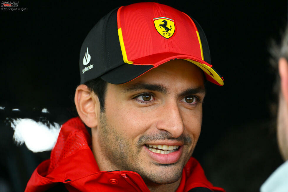 Carlos Sainz (Spanien) hat 2022 um weitere zwei Jahre bei Ferrari verlängert und hat sein Formel-1-Cockpit demnach bis einschließlich 2024 sicher. Danach endet seine Zeit bei der Scuderia, er wird 2025 durch Lewis Hamilton ersetzt.