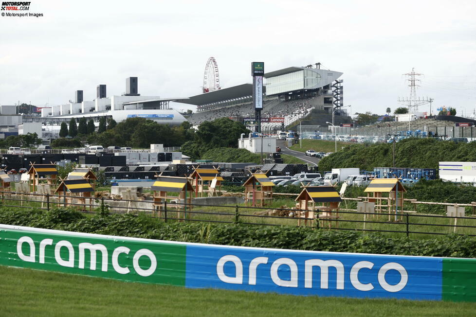 ... befindet sich im Infield der Suzuka-Strecke bei Kurve 2, unweit von Fahrerlager und Boxengasse (im Bild-Hintergrund erkennbar). Und genau dort ...