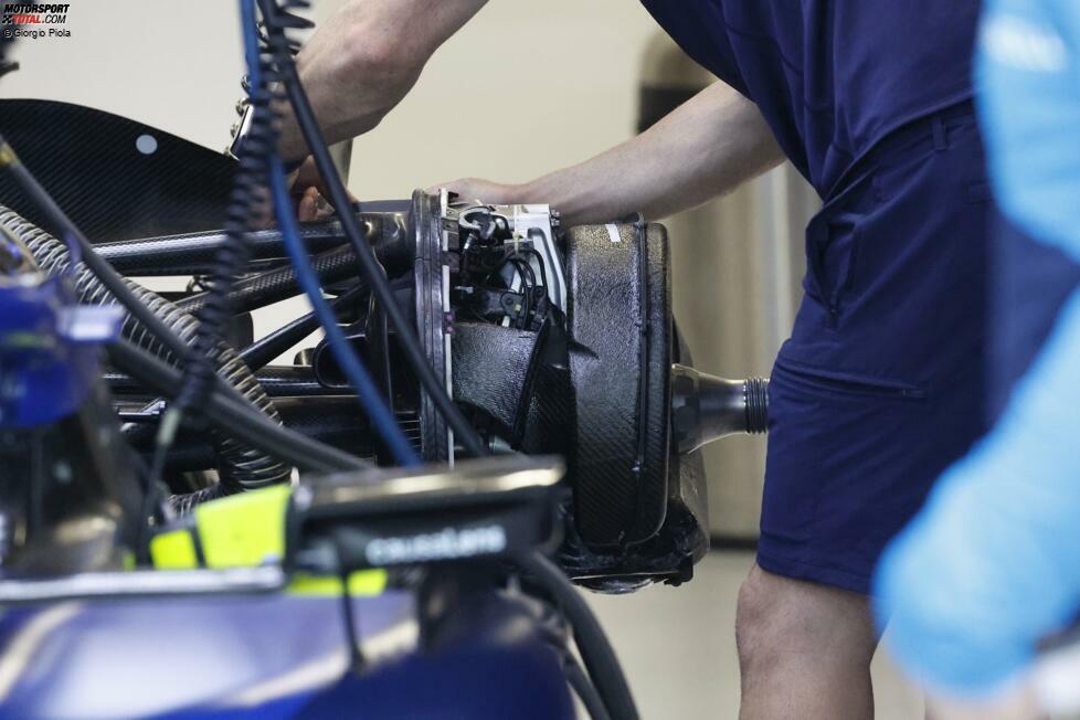 Ein Blick auf die hintere Bremsanlage des FW45 ohne die äußere Bremstrommel zeigt, dass das Team auch hier eine Scheibenverkleidung verwendet hat, so wie an der Front des Autos.