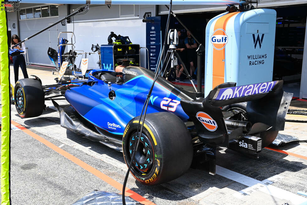 Eine Heckaufnahme des FW45 in Spanien zeigt, dass sich das Team zwar für eine Heckflügelkonfiguration mit höherem Abtrieb entschieden hat, diese aber nur mit einem einzigen Beam-Wing-Flügelelement kombiniert ist. Beachten Sie auch die Upwash-Linie, die beim Grand Prix von Australien in der unteren Hälfte der Endplatte angebracht wurde.