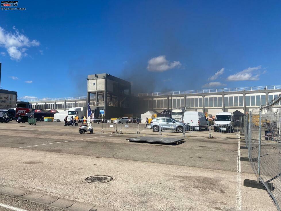 Dramatische Szenen beim Formel-E-Test in Valencia! In der Box des Batteriezulieferers WAE bricht am Dienstag zur Mittagszeit ein Feuer aus.