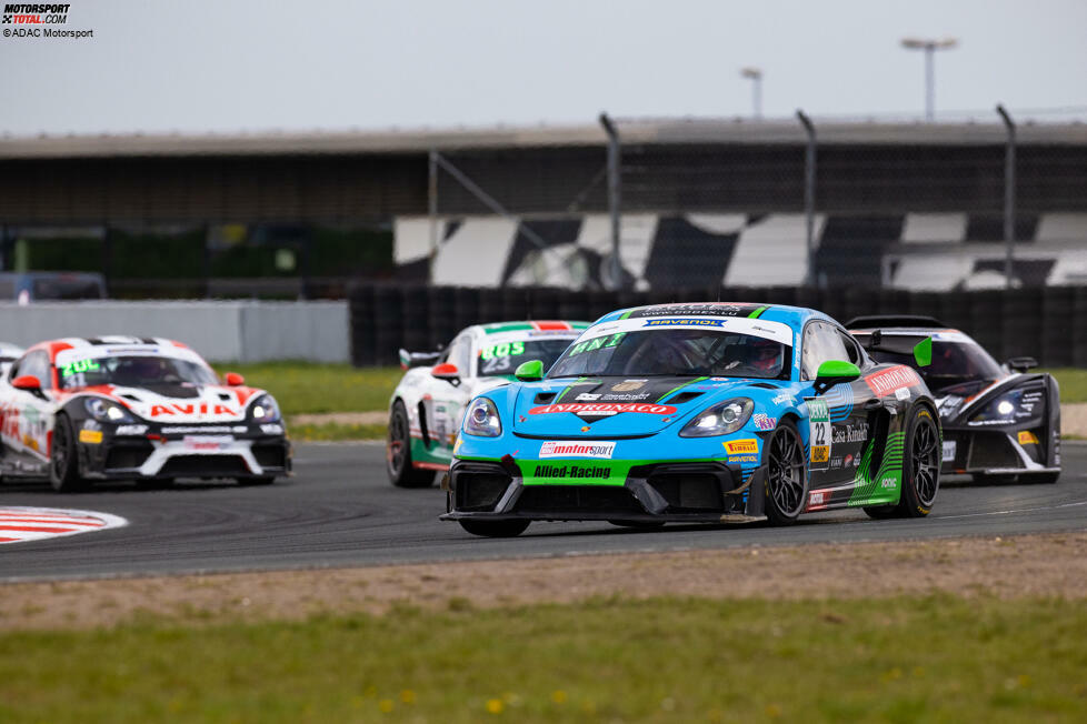 Vincent Andronaco gewann im Porsche 718 Cayman GT4 in der Motorsport Arena Oschersleben und in Hockenheim. Er hatte mit Paul-Aurel König und Leo Pichler dabei aber zwei unterschiedliche Teamkollegen.