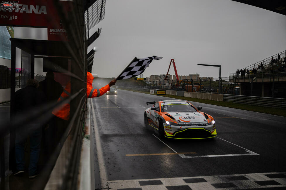 In Rennen 1 in Zandvoort gewannen die späteren Meister Sasse/Ortmann mit einem Vorsprung von lediglich 0,724 Sekunden vor den Markenkollegen Ben Dörr und Romain Leroux. Bei keinem anderen Rennen ging es enger zur Sache.