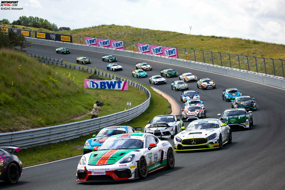 Die ADAC GT4 Germany war 2022 so stark besetzt wie noch nie. Den Saisonauftakt in Oschersleben unternahmen 28 Fahrzeuge. Auf dem Red Bull Ring waren es 29 und in Zandvoort 27. Das größte Feld gab es mit 31 Autos auf dem Nürburgring. Auch auf dem Sachsenring und dem Hockenheimring ging es mit 29 und 27 Fahrzeugen richtig eng zu.