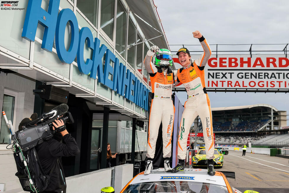 Sasse/Ortmann gewannen 2022 vier Rennen, jeweils mit einem Doppelsieg in Zandvoort und auf dem Sachsenring. Bei insgesamt zwölf Saisonrennen ist das eine Quote von 33,3 Prozent. Noch erfolgreicher waren die Champions in der Qualifikation unterwegs. Ortmann konnte dreimal den Poleposition Award gewinnen. Sasse schaffte dies zweimal.