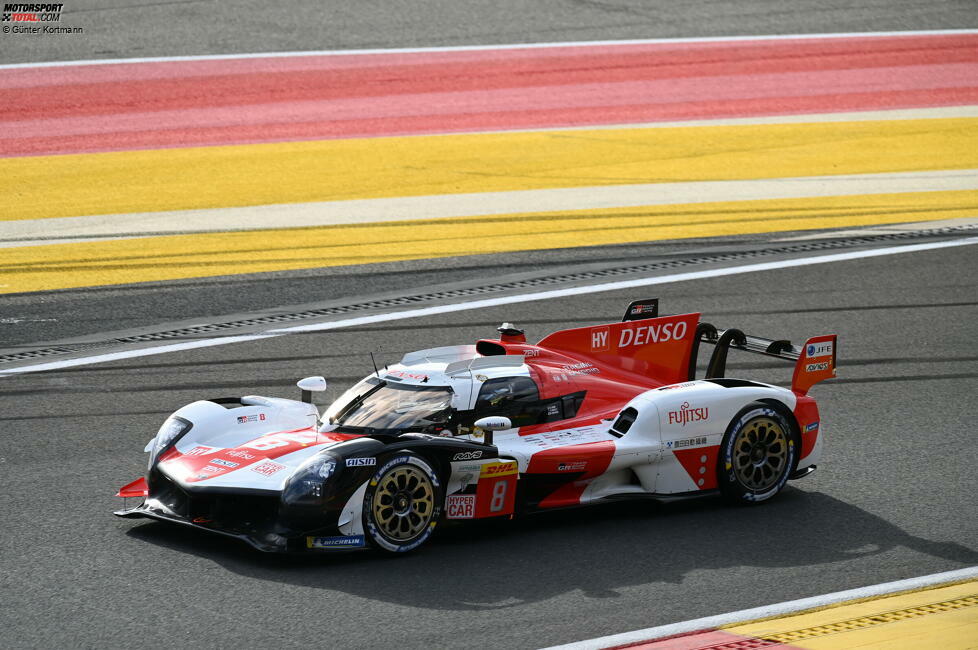 Brendon Hartley fährt weit weg aller Limits durch Raidillon, als urplötzlich mit kalten Reifen der Toyota GR010 Hybrid #8 ausbricht. - Foto: Günter Kortmann