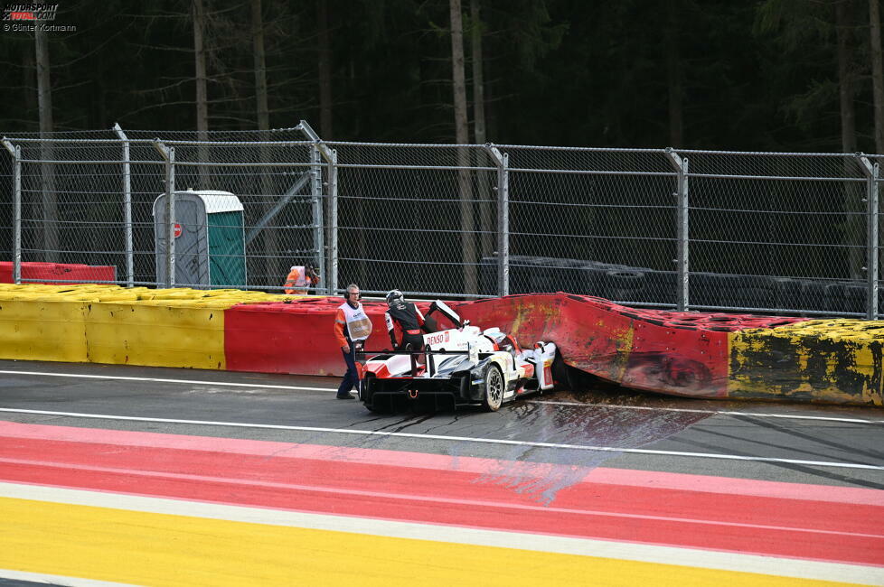 Die Spuren an der Bande zeugen von einem vorigen Unfall im GTE-Qualifying, der deutlich heftiger ausfiel. - Foto: Günter Kortmann