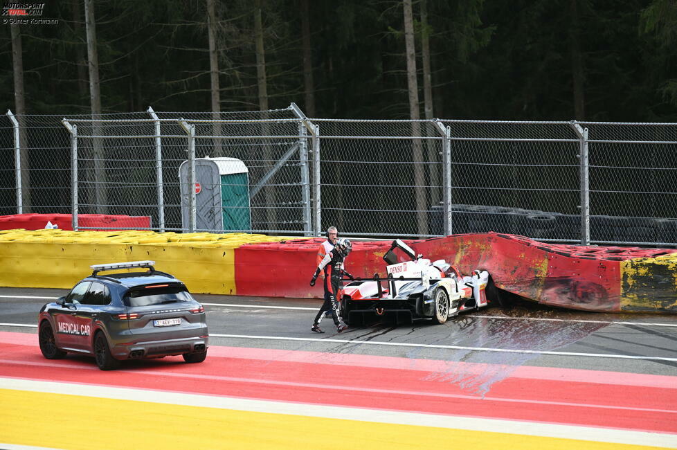 Trotzdem ist relativ schnell klar, dass der Toyota nicht mehr weiterfahren kann. Schweres Gerät muss her. - Foto: Günter Kortmann